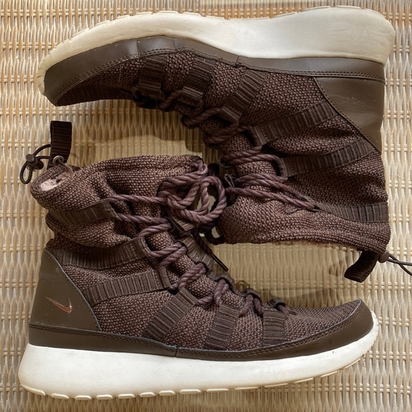 Nike Roshe One Hi Sneaker Boots 807424-200 Women's Size 9 Soft Plush Lining - Picture 1 of 8